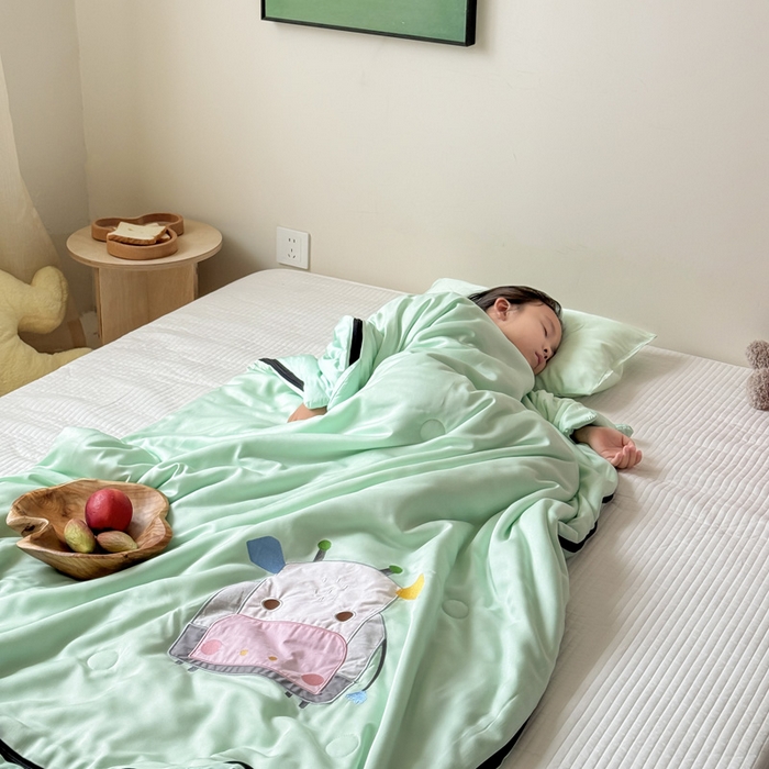 91家纺网 家纺一手货源 找家纺 喜多兔儿童家纺 2025新款萌宝系列40S纯棉夏季睡袋防踢被 绿色小牛宝宝