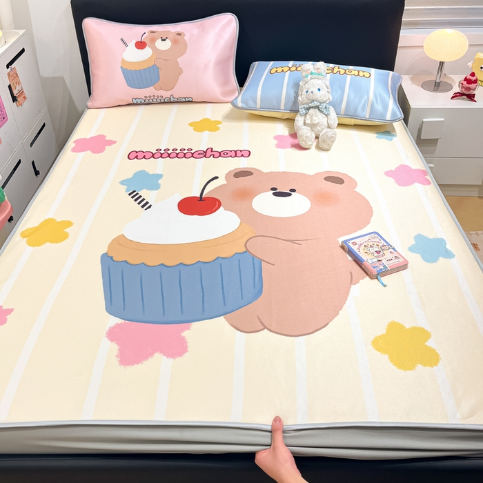 91家纺网 家纺一手货源 找家纺 暮思家居 2025新款正版miiiiichan可爱卡通大版数码印花A类1200D冰丝凉席三件套平铺床笠 蛋糕小熊