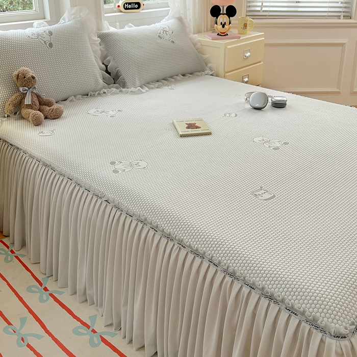 91家纺网 家纺一手货源 找家纺 梦舒羽 2025春夏新款冰豆豆凉席席子-床裙款 凉豆豆-小熊灰