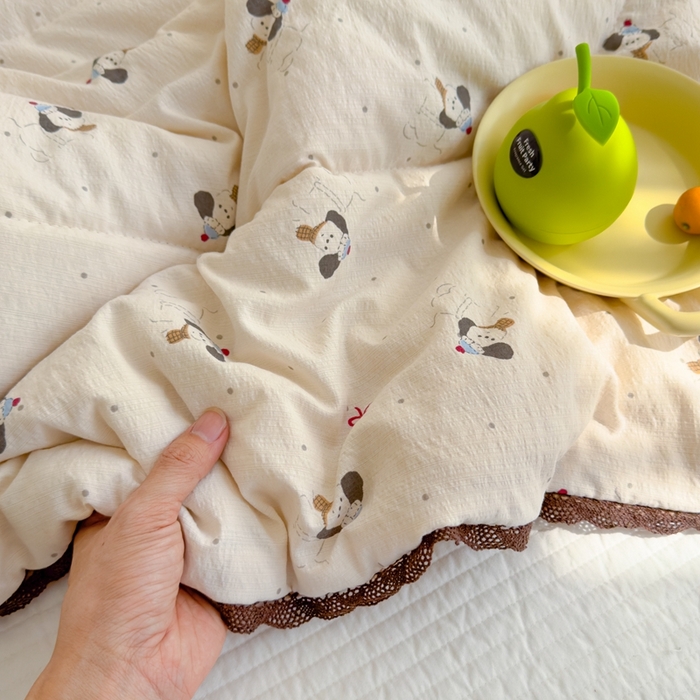 91家纺网 家纺一手货源 找家纺 贝扬思 2025新款云感双层纱抗菌花边夏被 狗狗面包