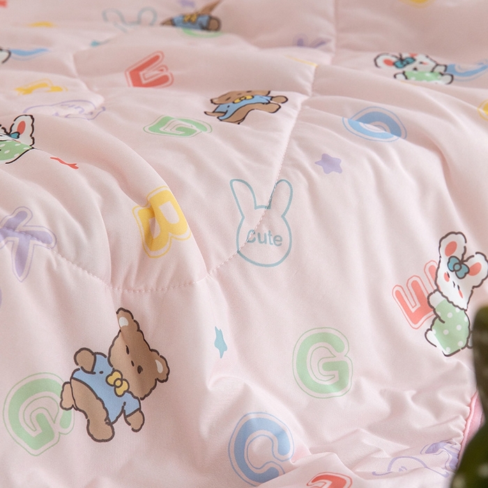 91家纺网 家纺一手货源 找家纺 嗨生活2025年儿童夏被 幼儿园夏被 凉感丝夏被 字母熊