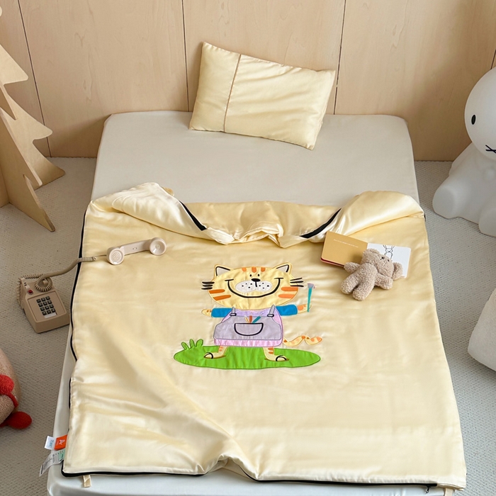 91家纺网 家纺一手货源 找家纺 喜多兔儿童家纺 2025新款60S兰精天丝睡袋防踢被 黄色画画小猫