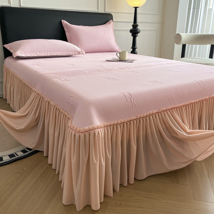 91家纺网 家纺一手货源 找家纺 鑫琪莱  2025新款5D立体雕花凉感豆豆冰丝床裙三件套 床裙D款-粉