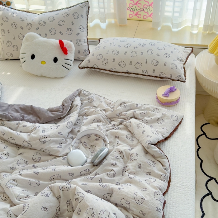 91家纺网 家纺一手货源 找家纺 贝扬思 2025新款云感双层纱抗菌花边夏被 灰云猫猫