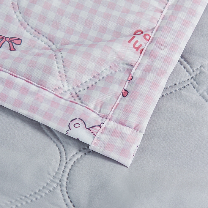 91家纺网 家纺一手货源 找家纺 被多多被业 2025新款凉感丝印花夏被夏凉被空调被 粉格熊