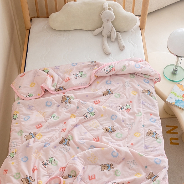 91家纺网 家纺一手货源 找家纺 嗨生活2025年儿童夏被 幼儿园夏被 凉感丝夏被 字母熊