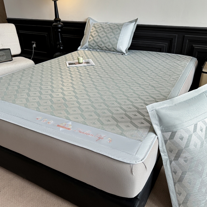 91家纺网 家纺一手货源 找家纺 鑫琪莱家纺 2025新款冰柔凉感丝凉席席子三件套 摩登立方-灰-床笠款