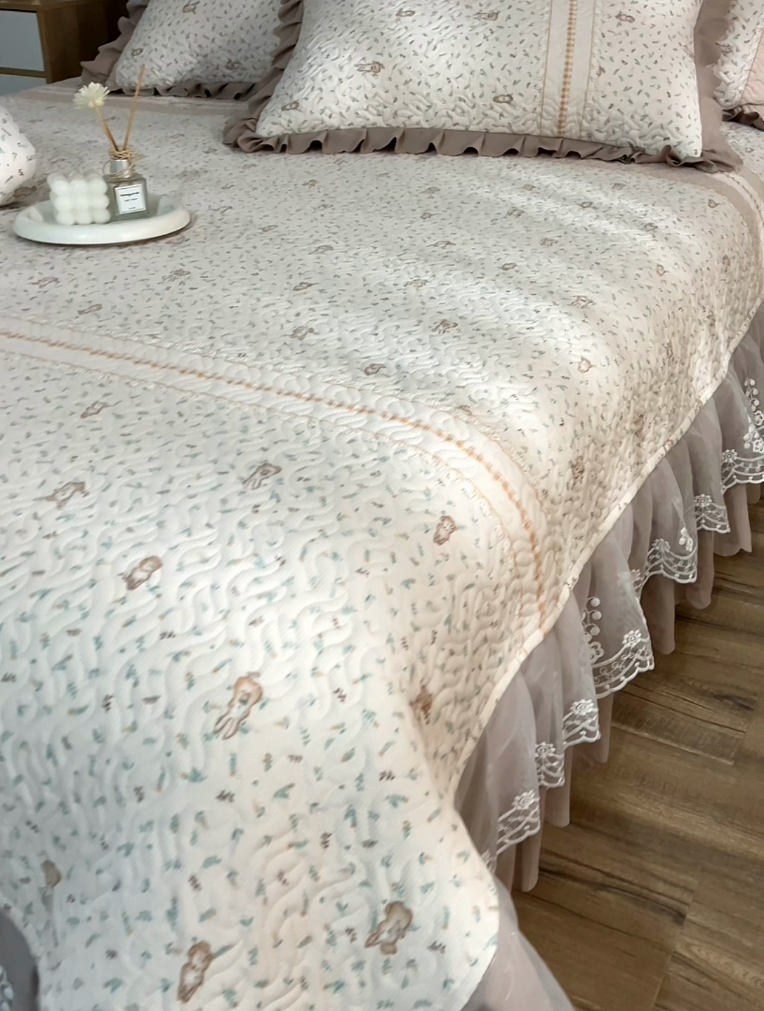 91家纺网 家纺一手货源 找家纺 梦柏 2025新款韩版双层纱夹棉绗缝床盖夏被四件套 萌小兔