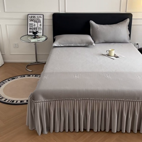 91家纺网 家纺一手货源 找家纺 （总）鑫琪莱  2025新款5D立体雕花凉感豆豆冰丝床裙三件套