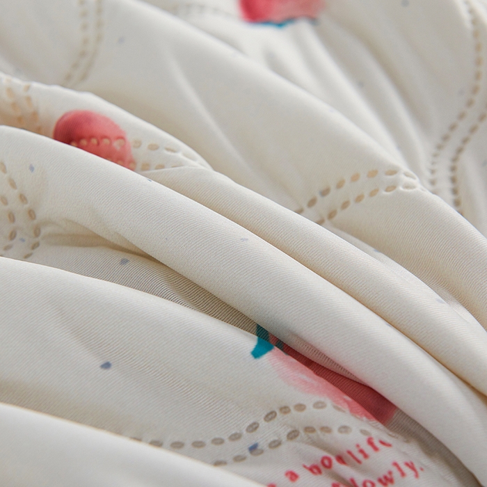 91家纺网 家纺一手货源 找家纺 被多多被业 2025新款凉感丝印花夏被夏凉被空调被 小草莓