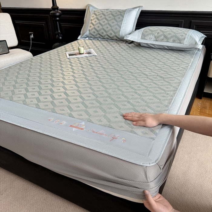 91家纺网 家纺一手货源 找家纺 鑫琪莱家纺 2025新款冰柔凉感丝凉席席子三件套 摩登立方-灰-床笠款