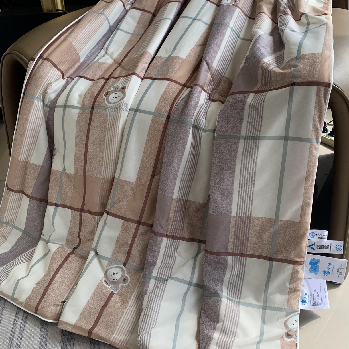 91家纺网 家纺一手货源 找家纺 2025新款小冰皮夏凉被锦纶氨纶面料空调夏被凉感丝单夏被空调被 宝格咖