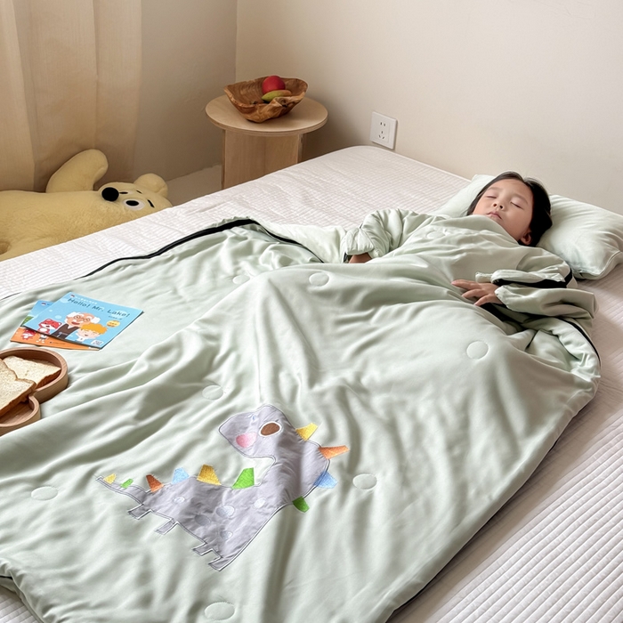 91家纺网 家纺一手货源 找家纺 喜多兔儿童家纺 2025新款萌宝系列40S纯棉夏季睡袋防踢被 绿色小恐龙亮亮