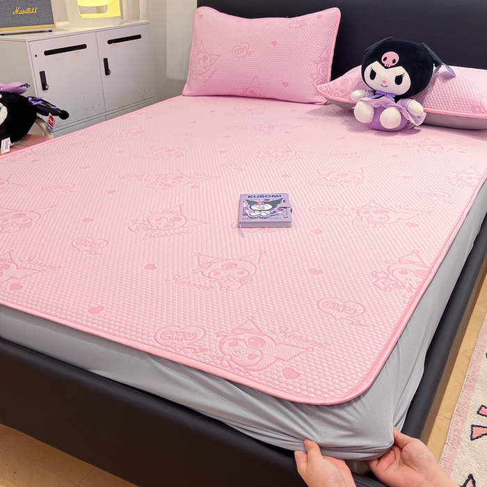 91家纺网 家纺一手货源 找家纺 2025新款三丽鸥正版授权A类提花冰豆豆凉席平铺款床笠款系列_1409 冰豆豆-库洛米-粉