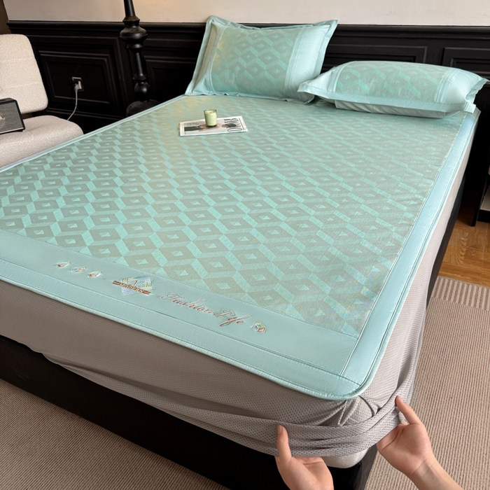 91家纺网 家纺一手货源 找家纺 鑫琪莱家纺 2025新款冰柔凉感丝凉席席子三件套 摩登立方-绿-床笠款