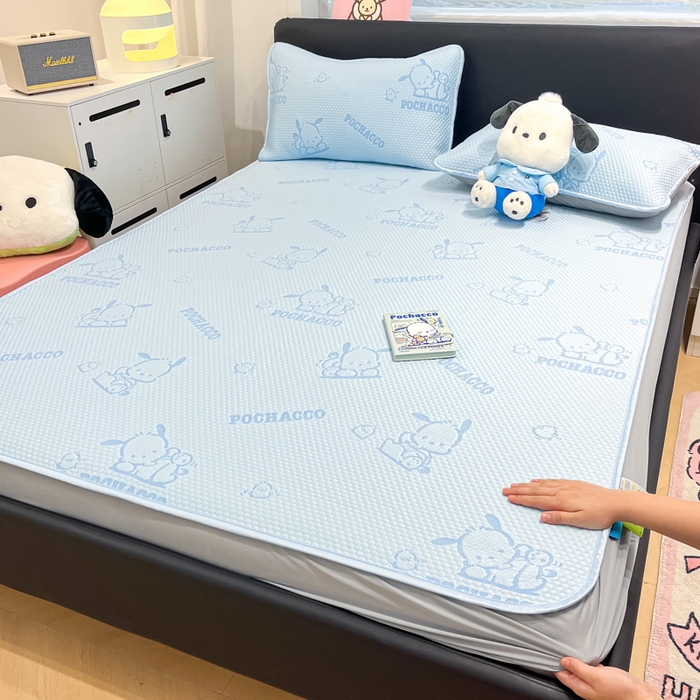 91家纺网 家纺一手货源 找家纺 2025新款三丽鸥正版授权A类提花冰豆豆凉席平铺款床笠款系列_1409 冰豆豆-帕恰狗-蓝