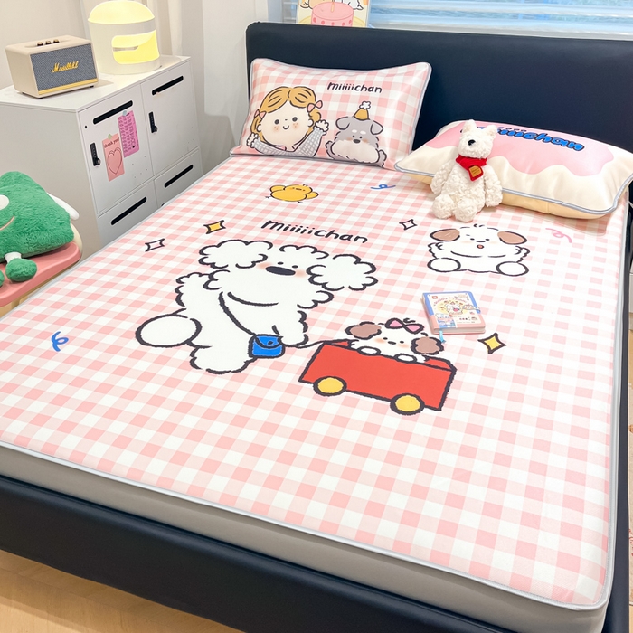 91家纺网 家纺一手货源 找家纺 暮思家居 2025新款正版miiiiichan可爱卡通大版数码印花A类1200D冰丝凉席三件套平铺床笠 狗狗乐园