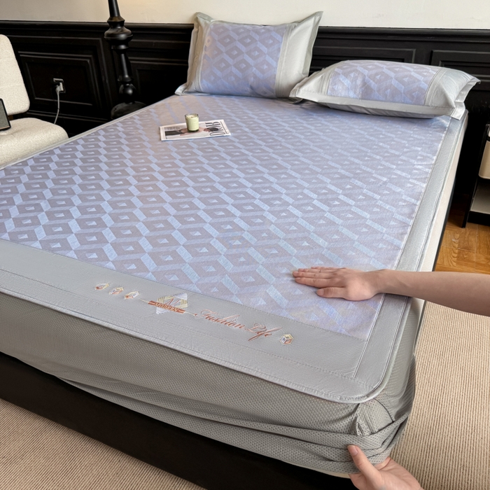 91家纺网 家纺一手货源 找家纺 鑫琪莱家纺 2025新款冰柔凉感丝凉席席子三件套 摩登立方-蓝-床笠款