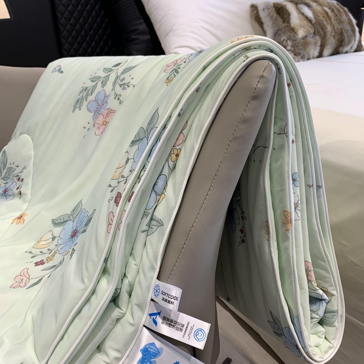 91家纺网 家纺一手货源 找家纺 2025新款小冰皮夏凉被锦纶氨纶面料空调夏被凉感丝单夏被空调被 香草奶冻