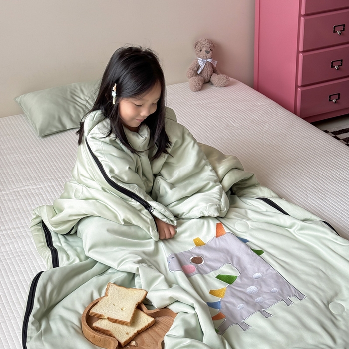 91家纺网 家纺一手货源 找家纺 喜多兔儿童家纺 2025新款萌宝系列40S纯棉夏季睡袋防踢被 绿色小恐龙亮亮