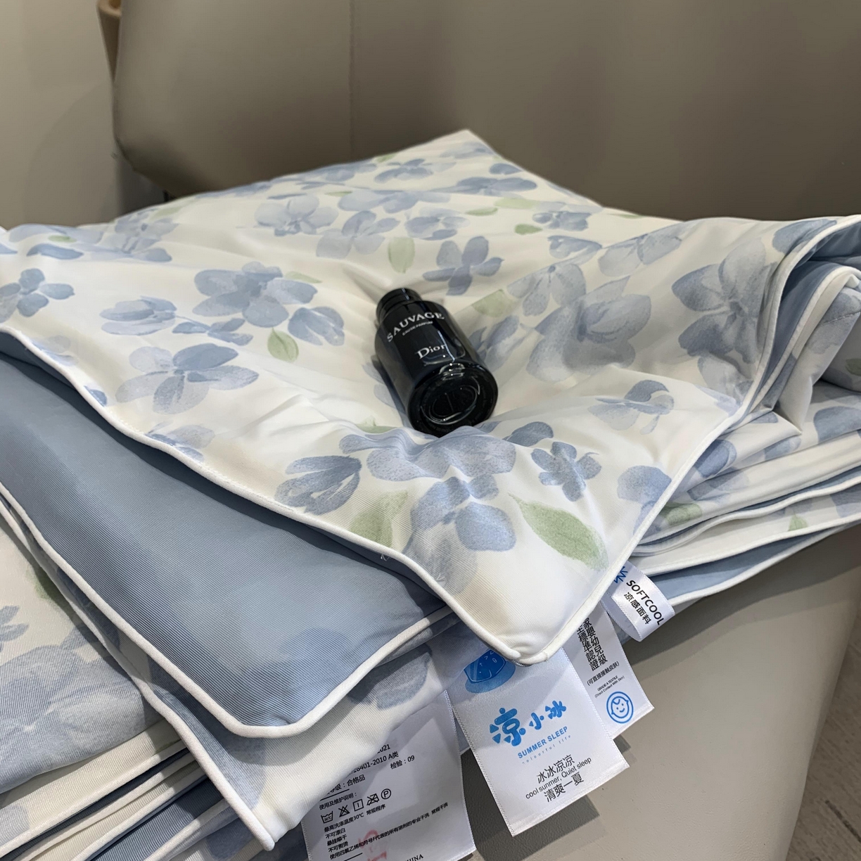 91家纺网 家纺一手货源 找家纺 2025新款小冰皮夏凉被锦纶氨纶面料空调夏被凉感丝单夏被空调被 清凉一夏蓝