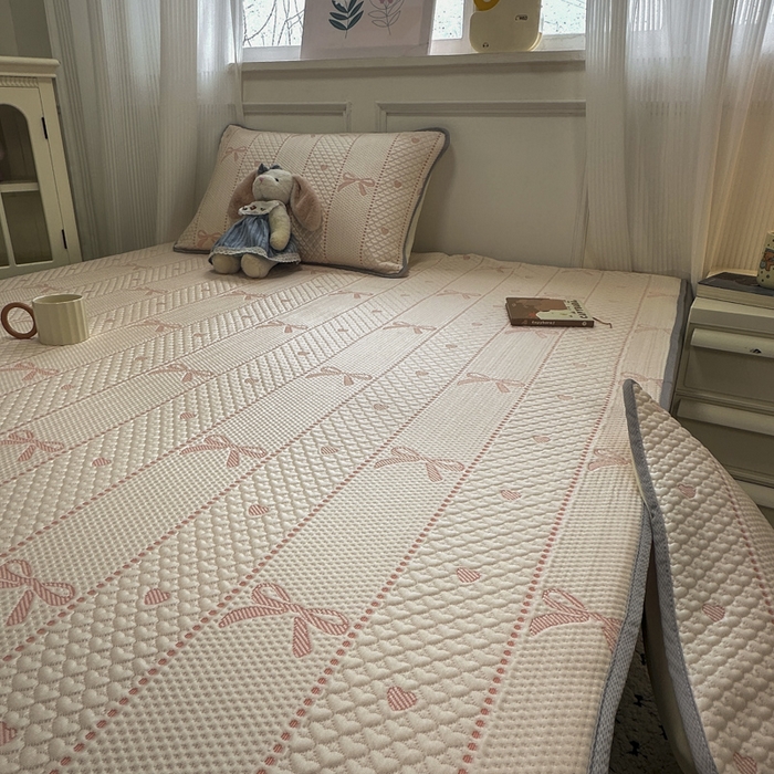 91家纺网 家纺一手货源 找家纺 金爱家 2025新款430克中分子豆豆席凉席席子 豆豆席-蝴蝶结粉