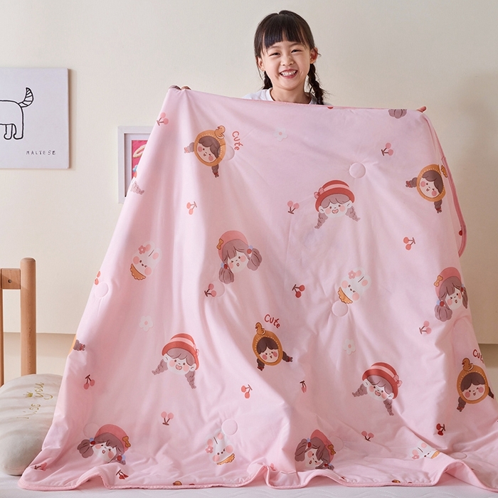 91家纺网 家纺一手货源 找家纺 嗨生活2025年儿童夏被 幼儿园夏被 凉感丝夏被 俏皮女孩