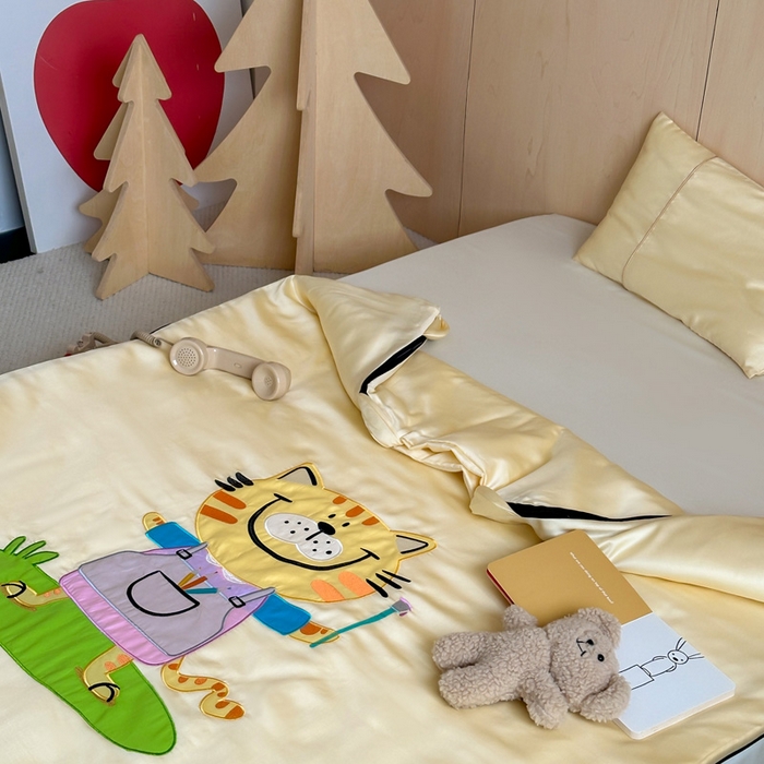 91家纺网 家纺一手货源 找家纺 喜多兔儿童家纺 2025新款60S兰精天丝睡袋防踢被 黄色画画小猫