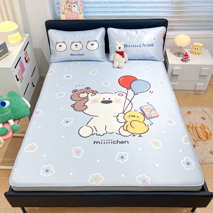 91家纺网 家纺一手货源 找家纺 暮思家居 2025新款正版miiiiichan可爱卡通大版数码印花A类1200D冰丝凉席三件套平铺床笠 熊仔派对