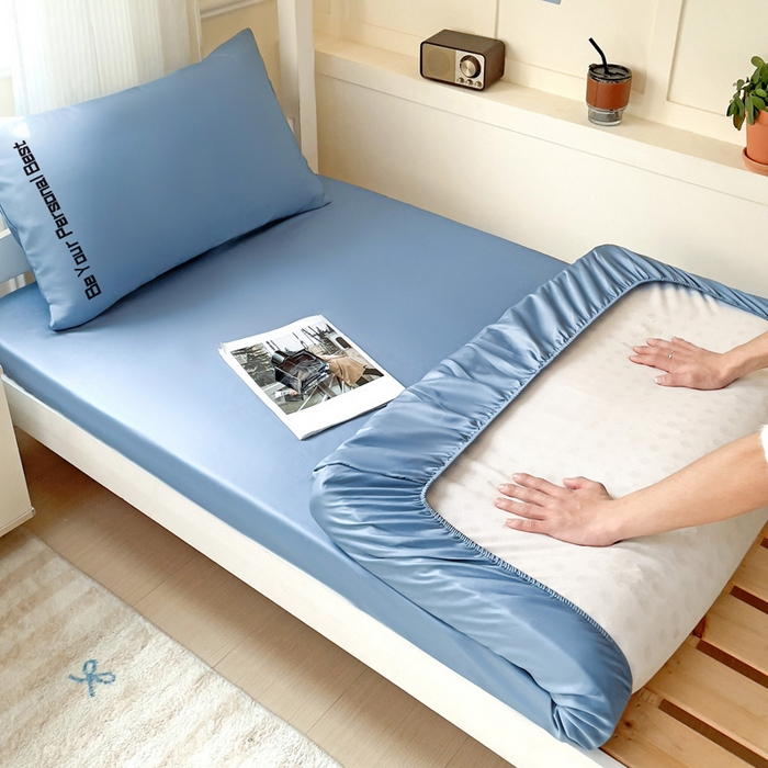 91家纺网 家纺一手货源 找家纺 纽缦家纺 2025新款纯色提花学生冰丝床笠 水光蓝