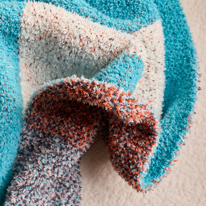 91家纺网 家纺一手货源 找家纺 （总）暖绵绵家纺 2025新款俏皮樱桃遇上条纹半边绒针织盖毯-慕樱