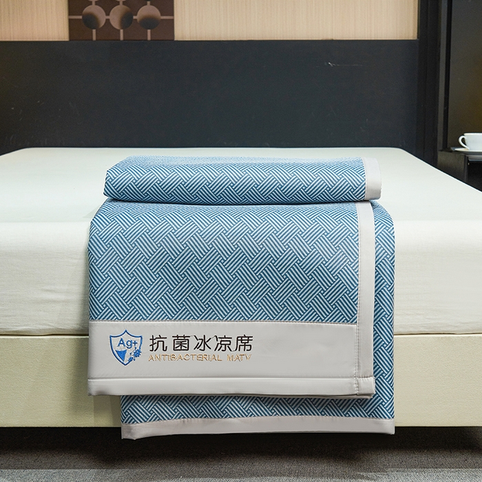 91家纺网 家纺一手货源 找家纺 小萌虎 2025新款轻柔丝抗菌冰丝藤凉席（复合三明治款）宽包刺绣冰丝软席藤席 抗菌三明治冰丝藤席-冰岛-绅士蓝