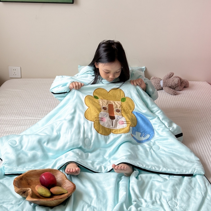 91家纺网 家纺一手货源 找家纺 喜多兔儿童家纺 2025新款萌宝系列40S纯棉夏季睡袋防踢被 湖蓝色小狮子芯芯