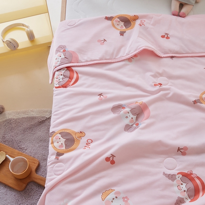 91家纺网 家纺一手货源 找家纺 嗨生活2025年儿童夏被 幼儿园夏被 凉感丝夏被 俏皮女孩