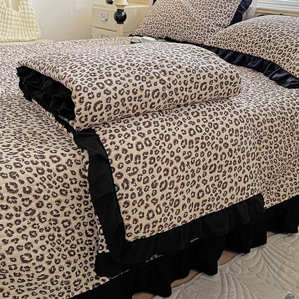 91家纺网 家纺一手货源 找家纺 米莱家纺 2025新款A类赫本风针织双层纱夏被床盖四件套 豹纹