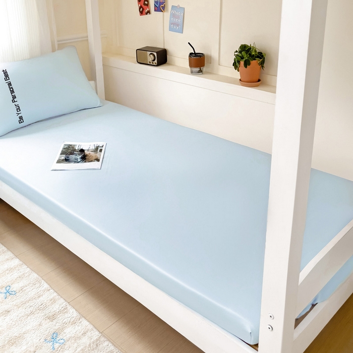 91家纺网 家纺一手货源 找家纺 纽缦家纺 2025新款纯色提花学生冰丝床笠 复古蓝