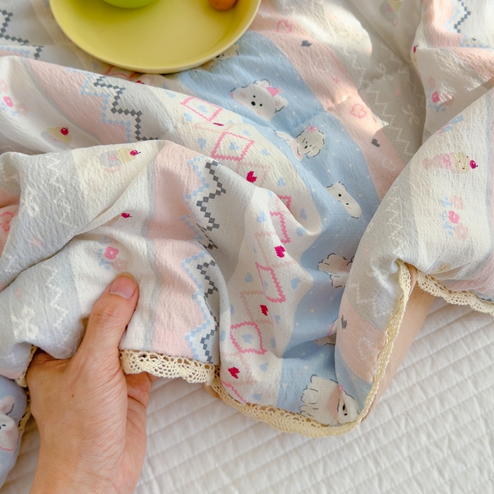 91家纺网 家纺一手货源 找家纺 贝扬思 2025新款云感双层纱抗菌花边夏被 白狗浪漫集