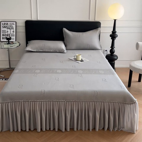 91家纺网 家纺一手货源 找家纺 鑫琪莱  2025新款5D立体雕花凉感豆豆冰丝床裙三件套 床裙D款-灰