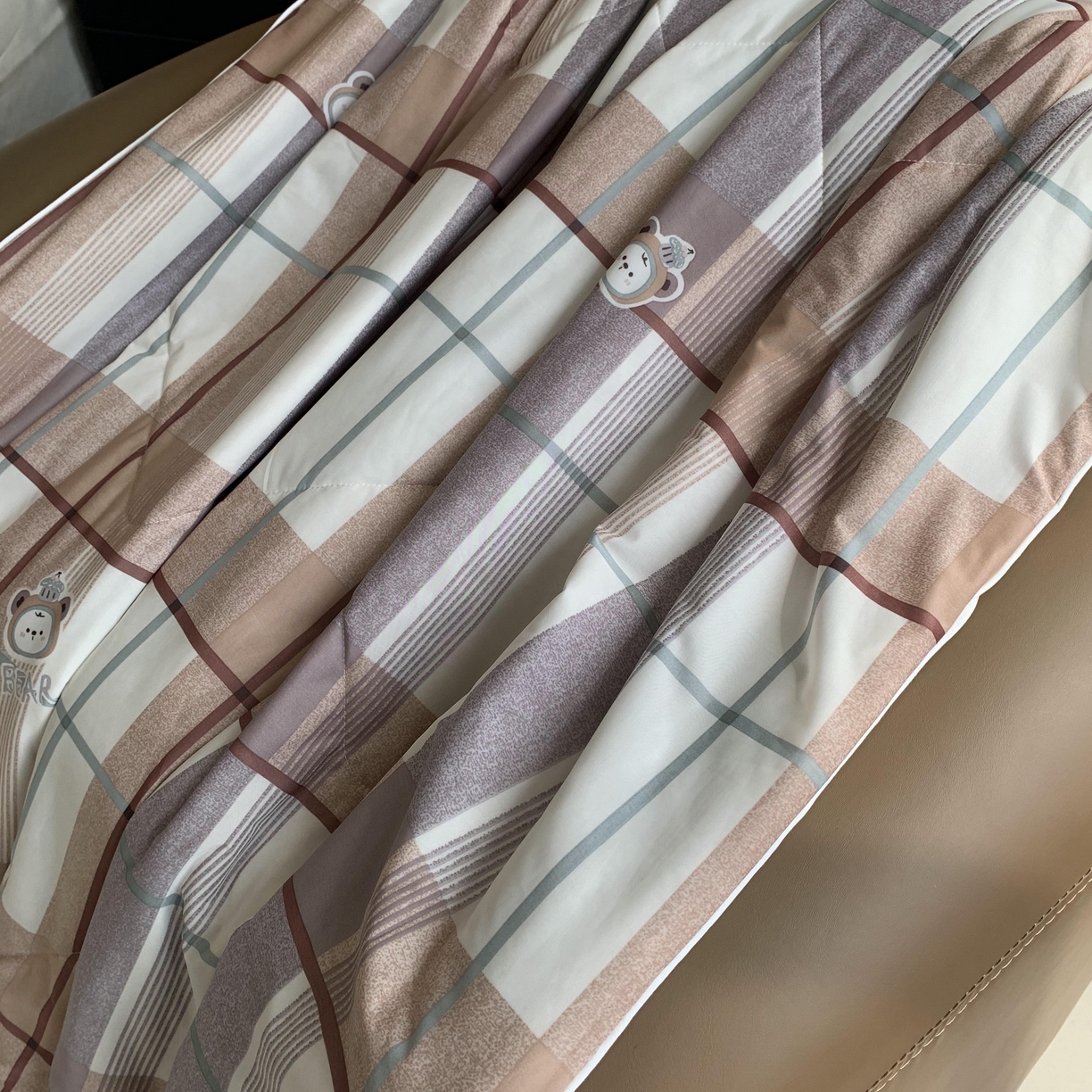 91家纺网 家纺一手货源 找家纺 2025新款小冰皮夏凉被锦纶氨纶面料空调夏被凉感丝单夏被空调被 宝格咖