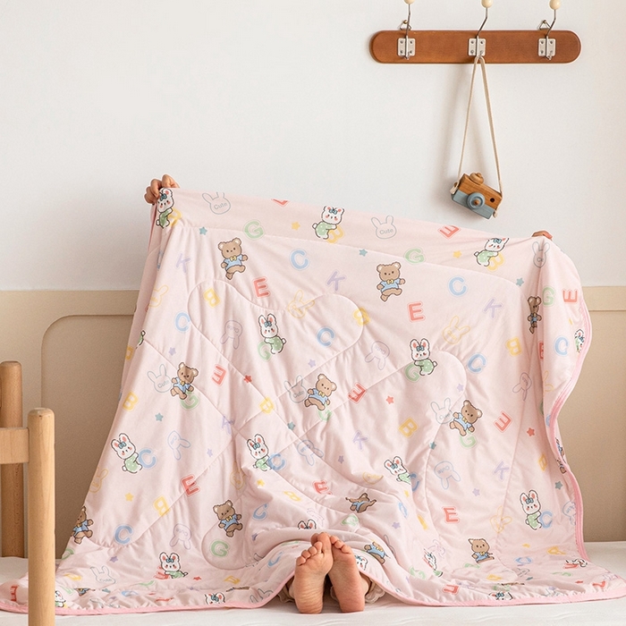 91家纺网 家纺一手货源 找家纺 嗨生活2025年儿童夏被 幼儿园夏被 凉感丝夏被 字母熊