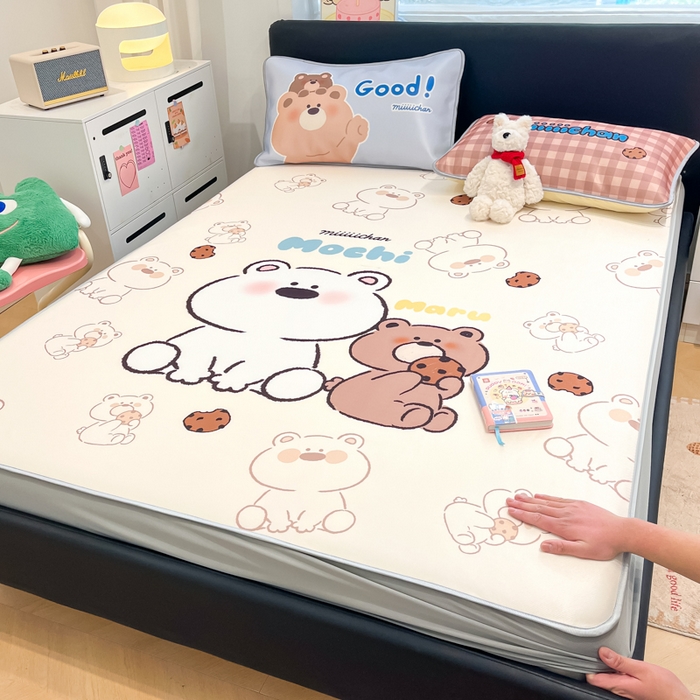 91家纺网 家纺一手货源 找家纺 暮思家居 2025新款正版miiiiichan可爱卡通大版数码印花A类1200D冰丝凉席三件套平铺床笠 贪吃熊