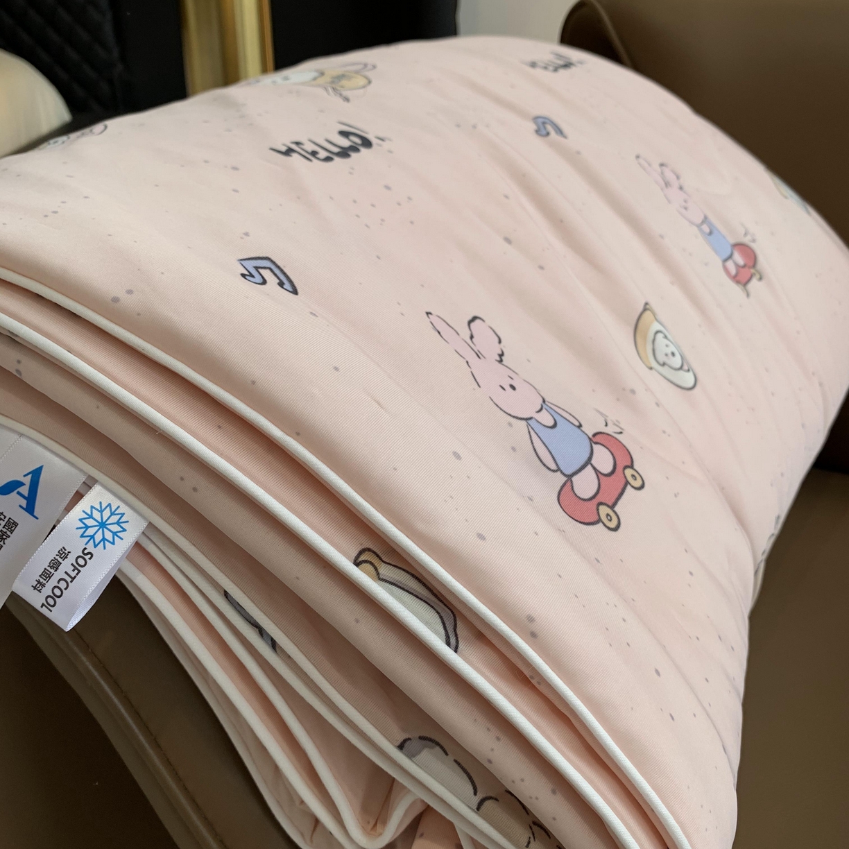 91家纺网 家纺一手货源 找家纺 2025新款小冰皮夏凉被锦纶氨纶面料空调夏被凉感丝单夏被空调被 小兔粉