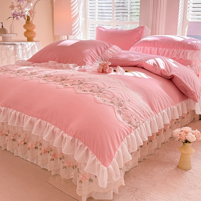 91家纺网 家纺一手货源 找家纺 大麦家纺2025新款年新款亲肤花边款床盖四件套  甜心小姐-樱花粉