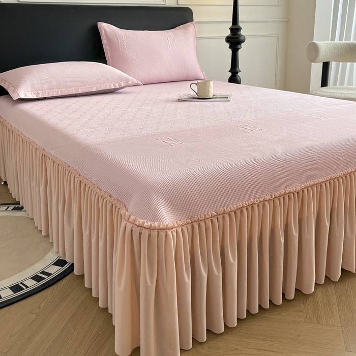 91家纺网 家纺一手货源 找家纺 鑫琪莱  2025新款5D立体雕花凉感豆豆冰丝床裙三件套 床裙H款-粉