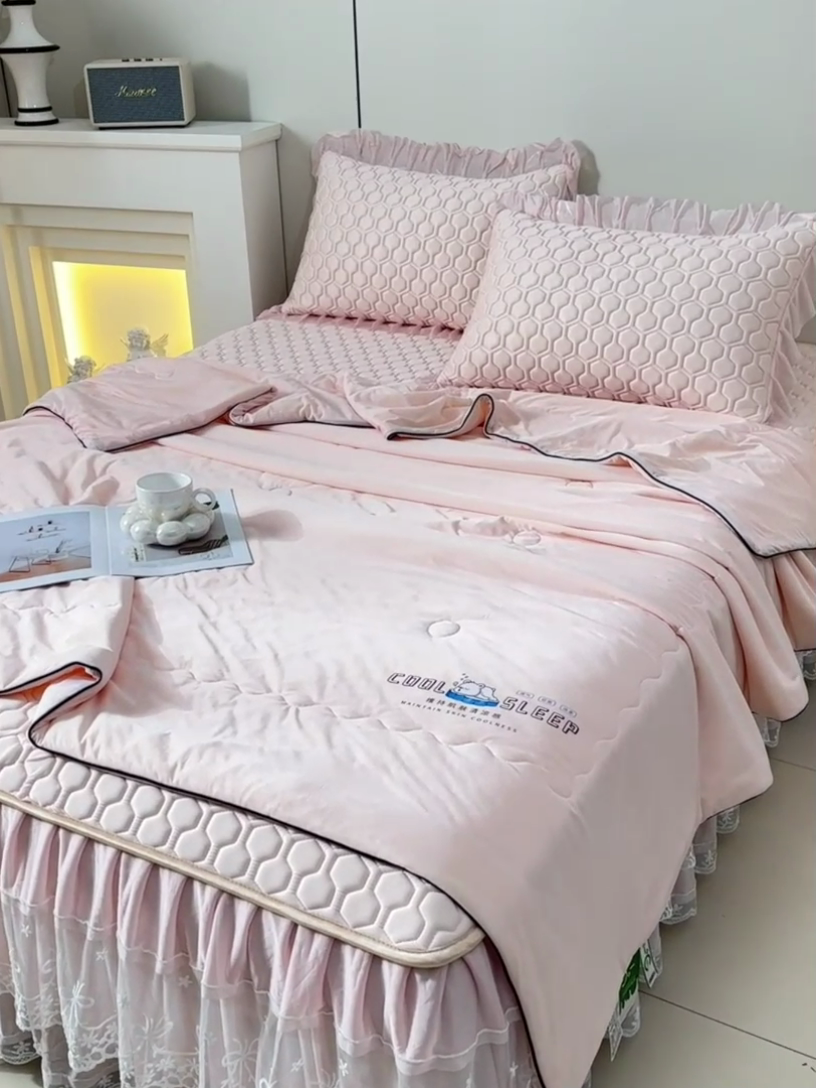 91家纺网 家纺一手货源 找家纺 民新家纺 2025新款凉感丝床裙乳胶凉席系列 唯美-淡雅粉