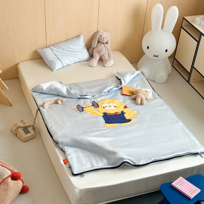 91家纺网 家纺一手货源 找家纺 喜多兔儿童家纺 2025新款60S兰精天丝睡袋防踢被 灰蓝色运动小狮子