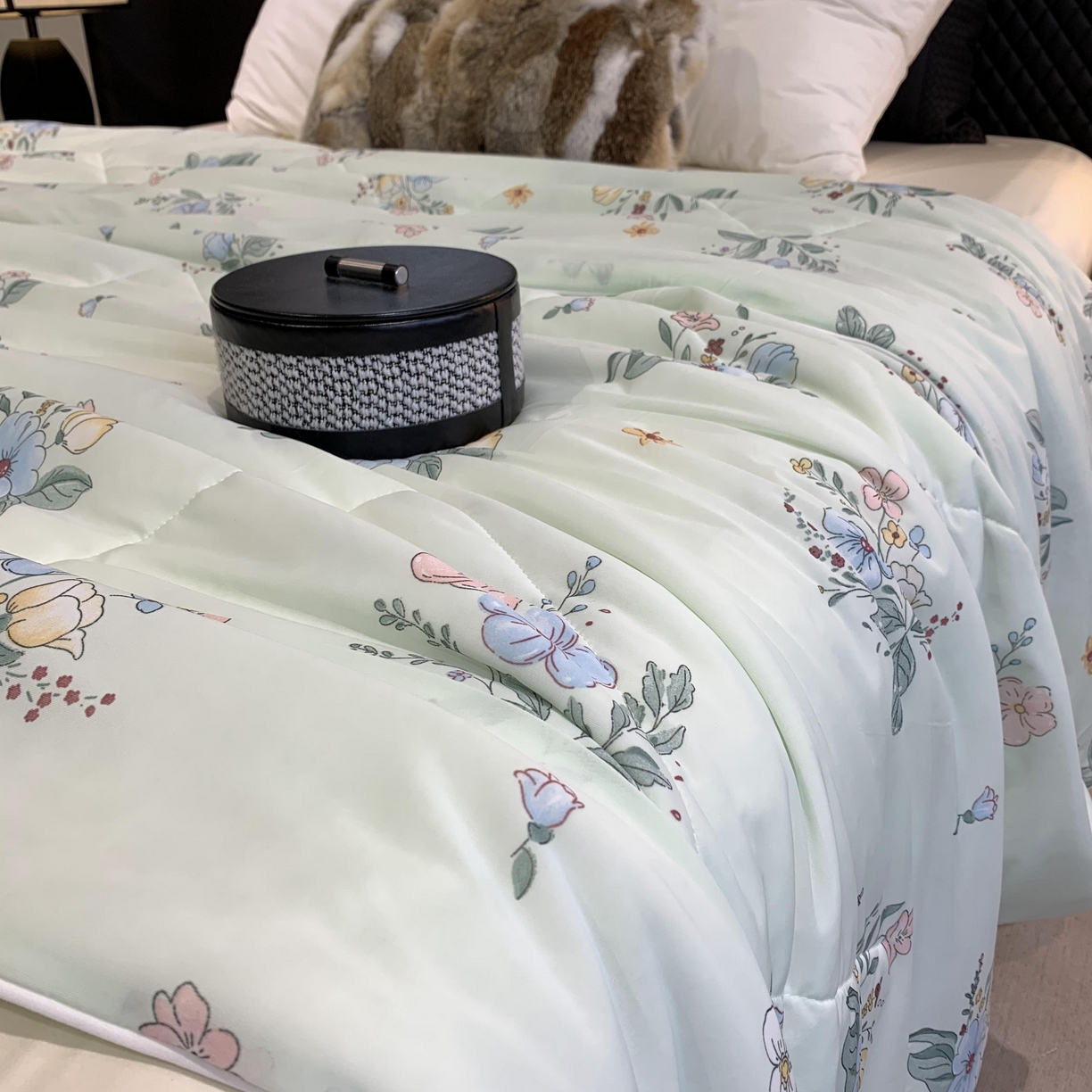 91家纺网 家纺一手货源 找家纺 2025新款小冰皮夏凉被锦纶氨纶面料空调夏被凉感丝单夏被空调被 香草奶冻