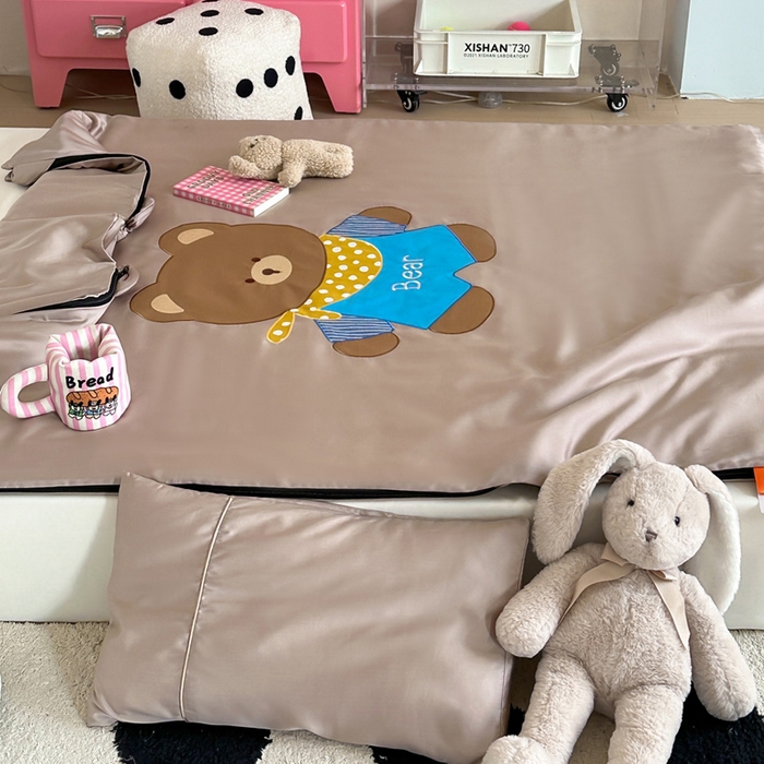 91家纺网 家纺一手货源 找家纺 喜多兔儿童家纺 2025新款60S兰精天丝睡袋防踢被 卡其色围兜小熊