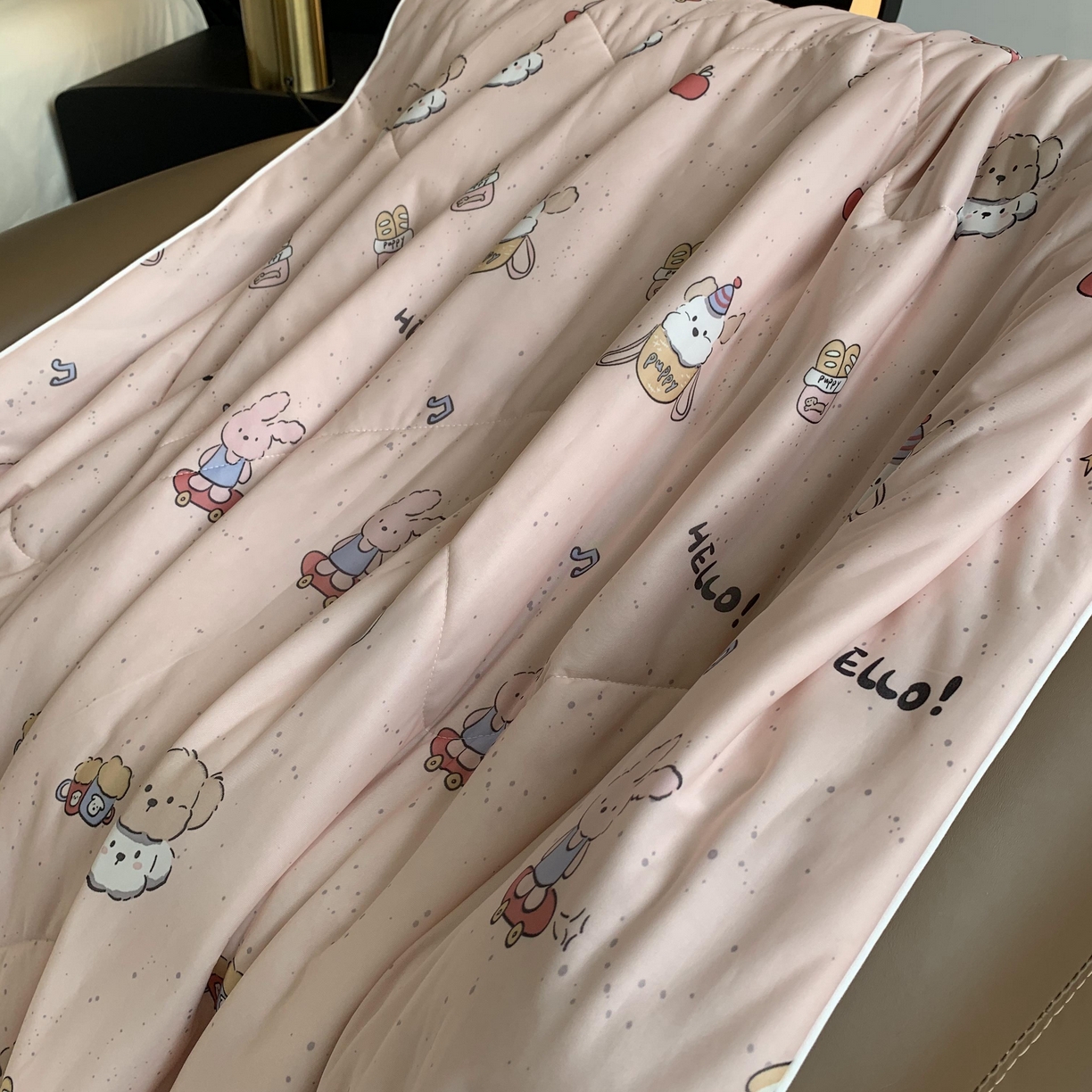 91家纺网 家纺一手货源 找家纺 2025新款小冰皮夏凉被锦纶氨纶面料空调夏被凉感丝单夏被空调被 小兔粉