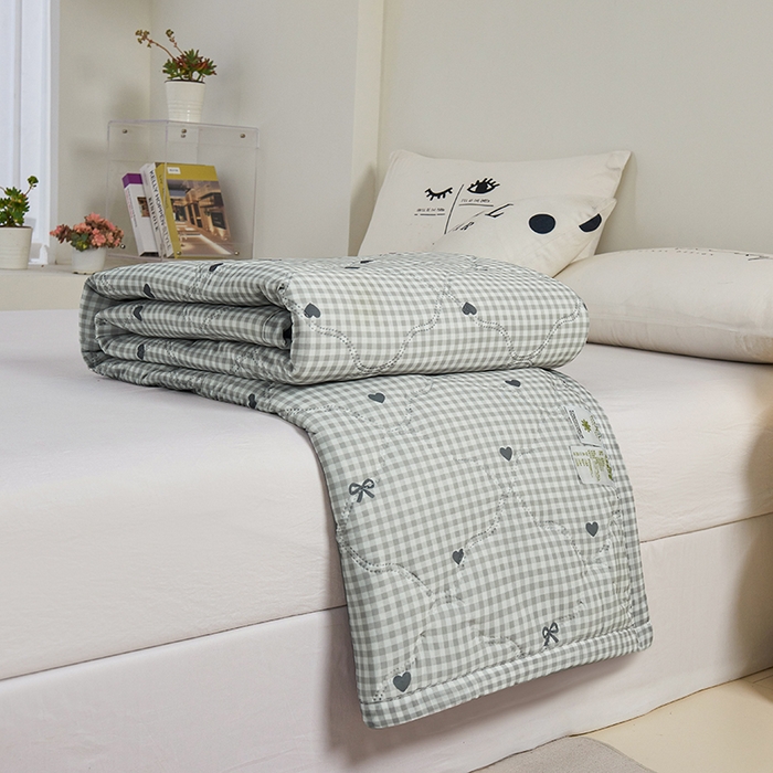 91家纺网 家纺一手货源 找家纺 被多多被业 2025新款凉感丝印花夏被夏凉被空调被 爱心蝴蝶结-咖